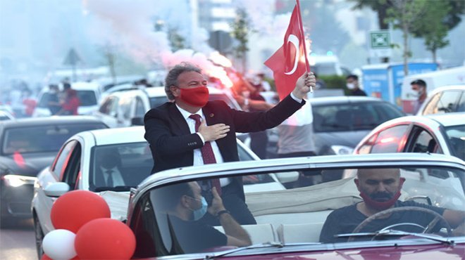 102. yılın coşkusu tüm Bornova’yı sardı