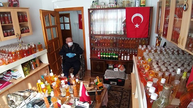 50 yılda biriktirdiği 3 bin şişe kolonyayı dağıtıyor 