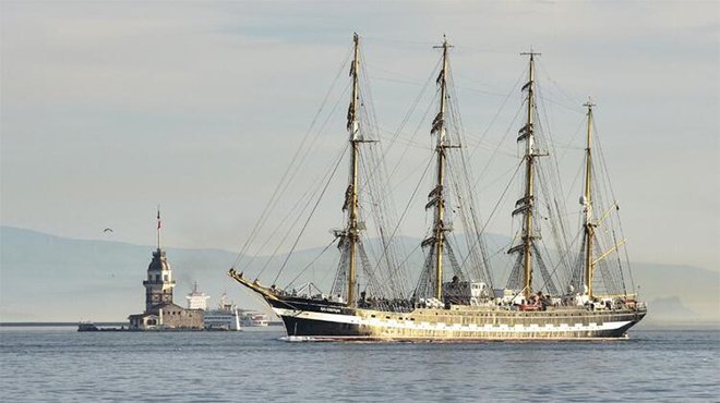 94 yaşındaki gemi  İstanbul Boğazından geçti