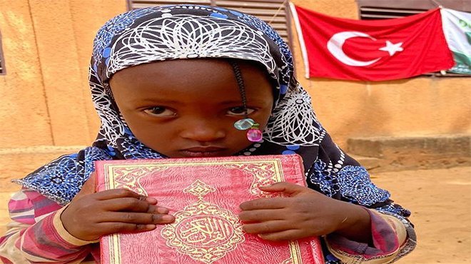 AFRİKA’YA BİNLERCE KURAN-I KERİM DAĞITILDI