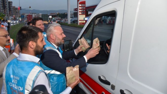  Ak Gençlik’ten Menemen'de 'iftara 5 kala etkinliği'