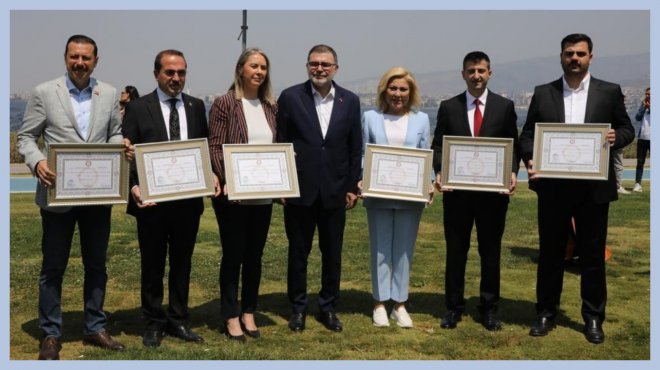 AK PARTİ İZMİR MİLLETVEKİLLERİ MAZBATALARINI ALDI