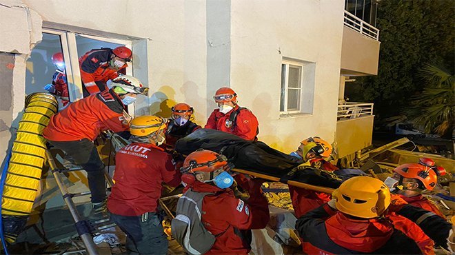 AKUT, enkaz altından 11 can kurtardı
