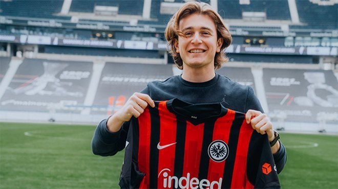 Ali Akman, Eintracht Frankfurt'la sözleşme imzaladı
