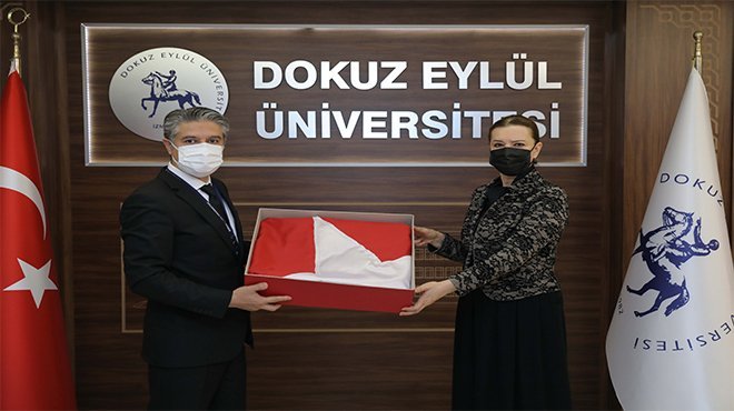 ANITKABİR’DE DALGALANAN TÜRK BAYRAĞI DEÜ’DE SERGİLENECEK