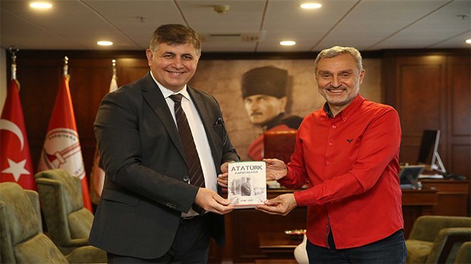 Atatürk Karşıyaka’da raflarda yerini aldı