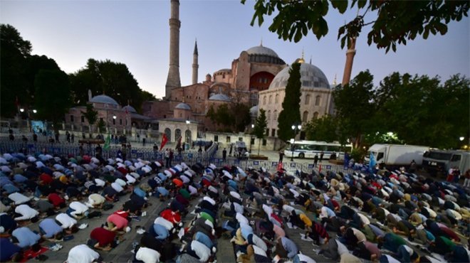 Ayasofya önünde akşam namazı kılındı