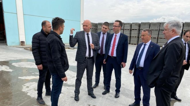 Balıkesir Heyeti, Salihli’de Kilit Parke Fabrikasını gezdi 