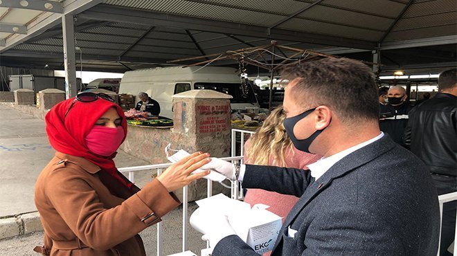    Başkan Aksoy pazarda maske dağıttı