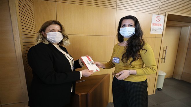 Başkan Arda’dan kadın çalışanlara kitap armağanı