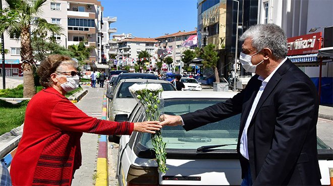 Başkan Engin annelere karanfil dağıttı!