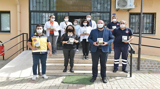 Başkan Gümrükçü’den belediye sağlık personeline kitap