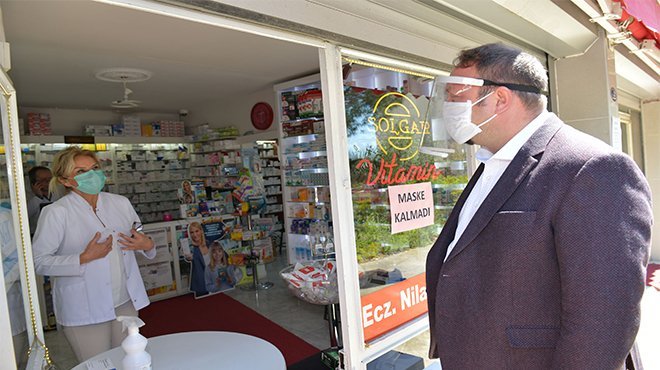 Başkan Gümrükçü’den kargo ve eczane çalışanlarına siperlik