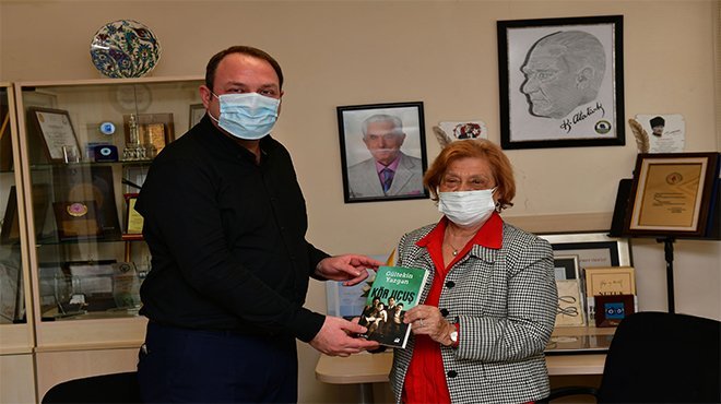 Başkan Gümrükçü görme engelliler için kitap seslendirdi