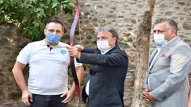 Başkan İduğ’a ‘ok’ hediyesi