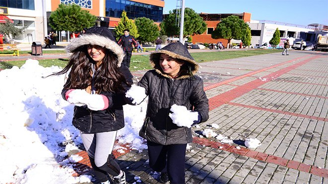 Başkan Karakayalı’dan çocuklara kar sürprizi