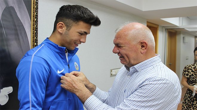 BAŞKAN KARAKAYALI’DAN SPORCULARA ÇEYREK ALTIN
