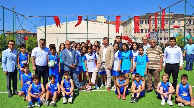 Başkan Koştu, Bergama’da halı sahaların açılışını yaptı