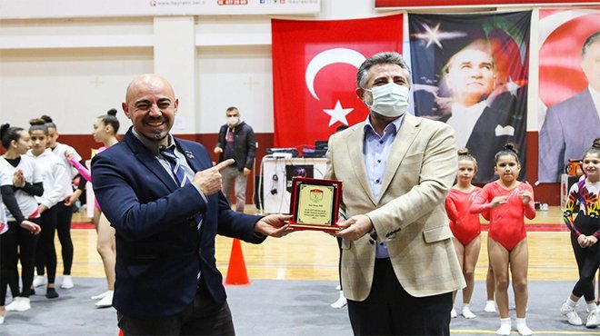 BAŞKAN SANDAL'DAN BAŞARILI SPORCULARA MADALYA