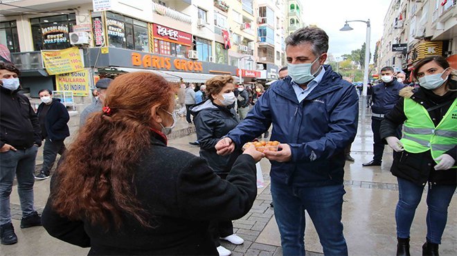 BAŞKAN SANDAL, DEPREMDE HAYATINI KAYBEDENLER İÇİN LOKMA DÖKTÜRDÜ, KARANFİL BIRAKTI