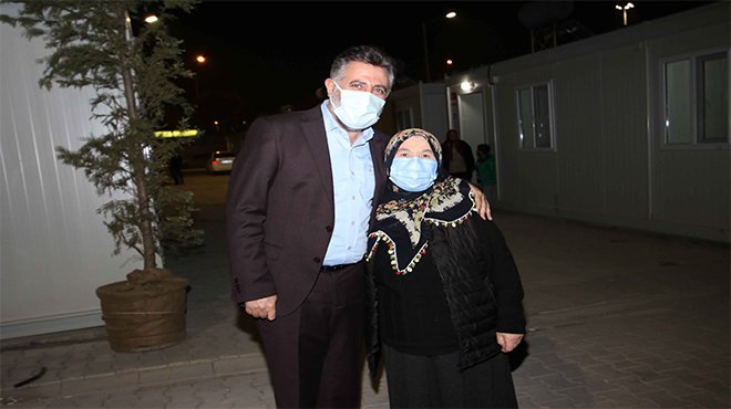 Başkan Sandal, depremzedeleri yalnız bırakmıyor