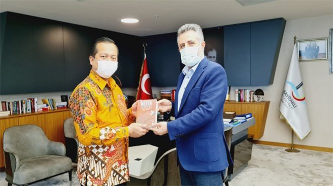 BAŞKAN SANDAL, ENDONEZYA BÜYÜKELÇİSİ'NE NUTUK HEDİYE ETTİ