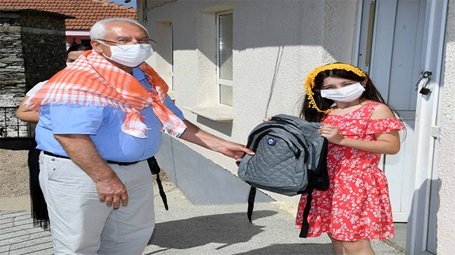 Başkan Selvitopu’dan çocuklara okul armağanı