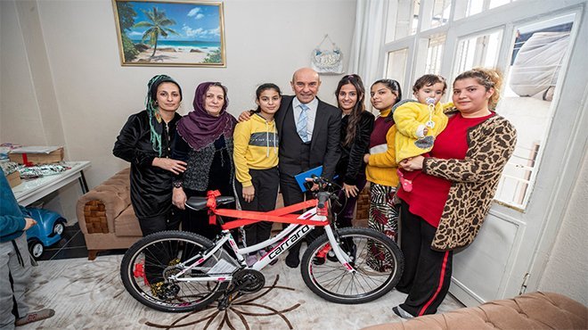 Başkan Soyer'den Ayşe Deniz’e bisiklet