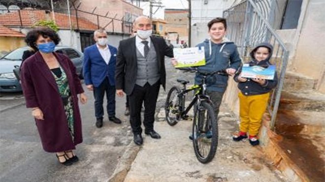Başkan Soyer’den çocuklara sürpriz ziyaret