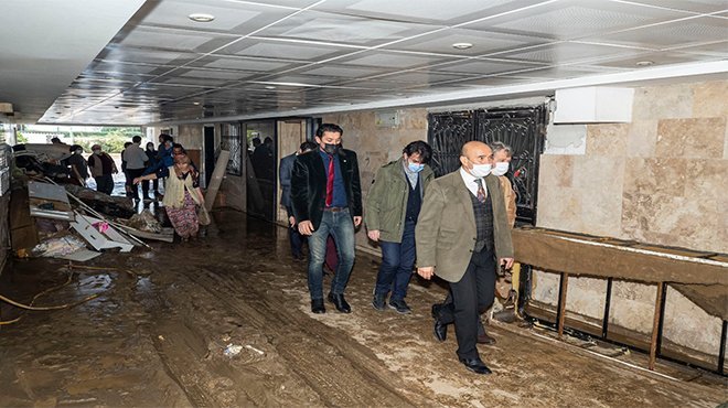 Başkan Soyer selden zarar gören aileleri ve esnafı ziyaret etti