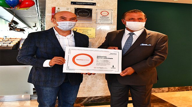 Başkan Soyer, Swissotel Büyük Efes’e Turuncu Çember sertifikasını verdi