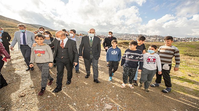 Başkan Soyer yurttaşların sorunları için Karabağlar’daydı