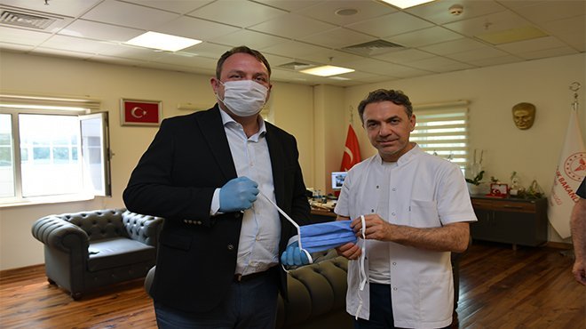 Başkan Utku Gümrükçü 3 bin maskeyi teslim etti