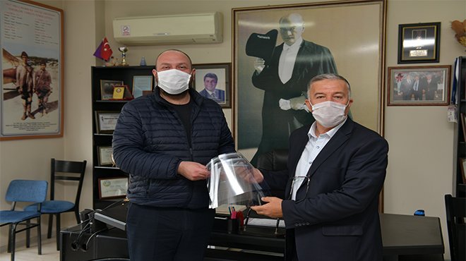 Başkan Utku Gümrükçü’den taksicilere siperlik