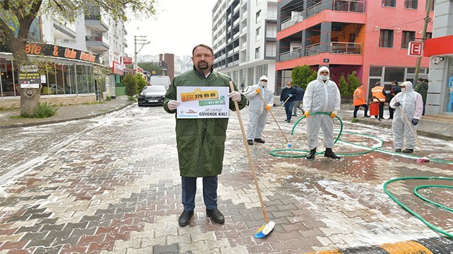 Başkan Utku Gümrükçü sokakları yıkadı