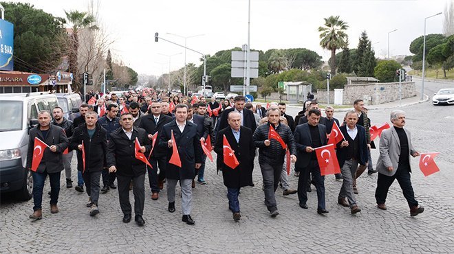 Bayrak yürüyüşüyle, Bergama’dan Yunan vekile tokat gibi cevap