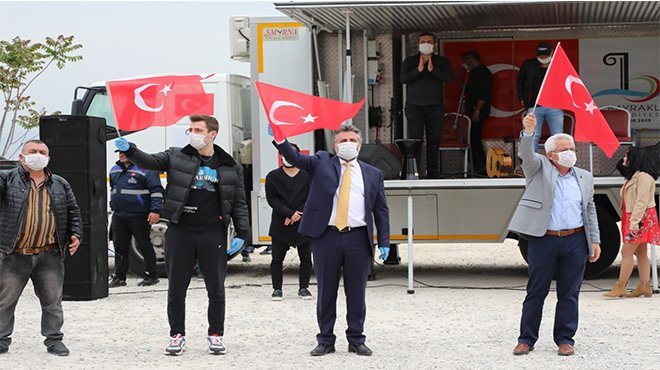 Bayraklı’da 23 Nisan coşkusu balkonlardan taştı