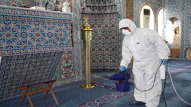 Bayraklı'da dezenfekte seferberliği sürüyor