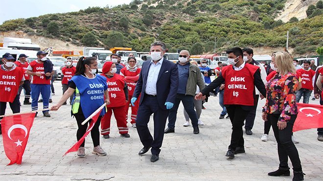 Bayraklı'da sosyal mesafeli 1 Mayıs kutlaması