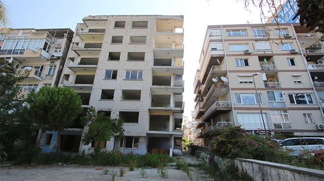Bayraklı'da yan yatan bina onayın ardından yıkılacak