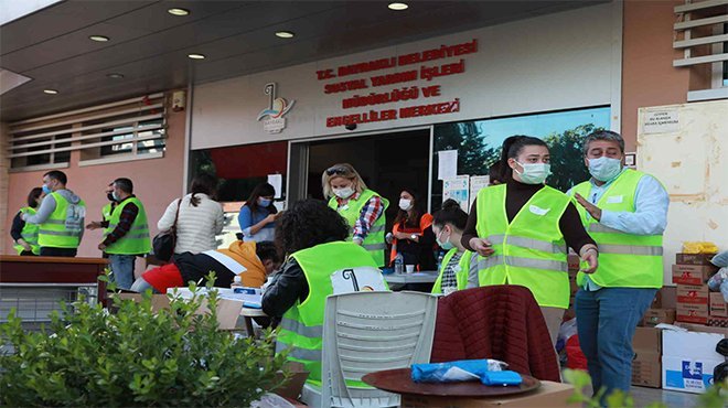 Bayraklı’nın gönüllü ordusu gece gündüz çalışıyor
