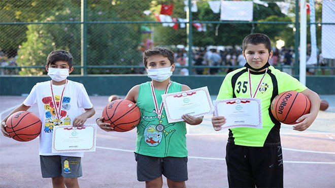 BAYRAKLILI ÇOCUKLAR HEM EĞLENDİ, HEM SPOR YAPTI