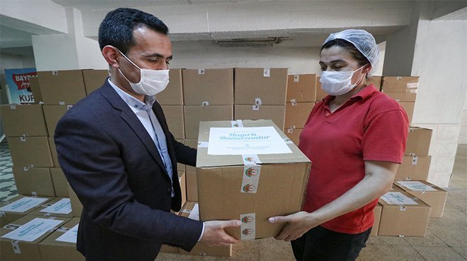 Bergama Belediyesi’nden işçilerine gıda yardımı