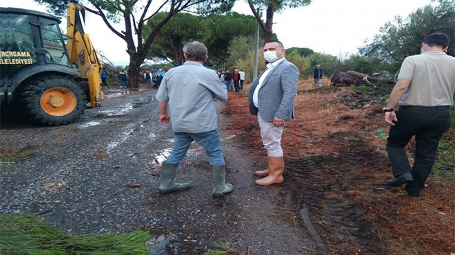Bergama Belediyesi’nden şiddetli yağmur ve rüzgara anında müdahale