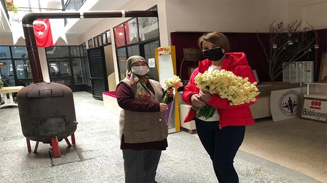 Bergama Belediyesi Nergis çiçeği dağıttı