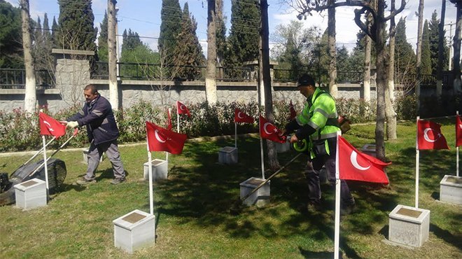 Bergama Belediyesi şehitlikte temizlik çalışması yaptı