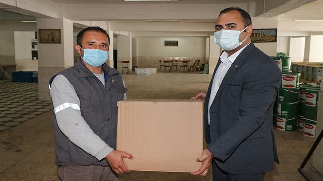 Bergama Belediyesi TİS sözleşmesi olmayan işçilerine gıda yardımı yaptı