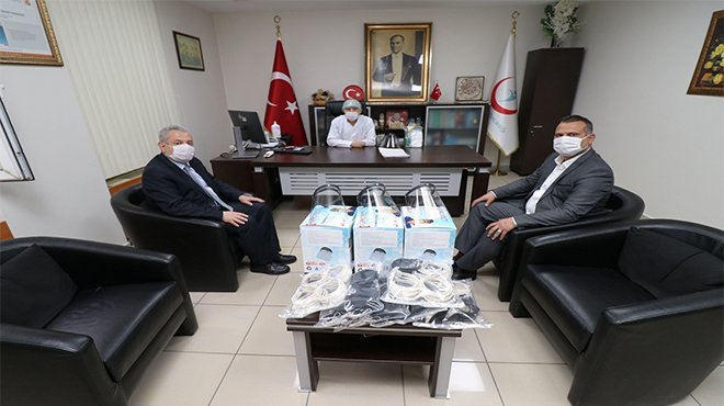 Bergama Belediyesi yüz koruyucu siperlik üretti, hastaneye teslim etti