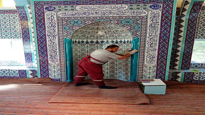 Bergama’da cami ve ibadethaneler dip köşe temizleniyor