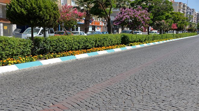 Bergama’da Kaldırımlar Turkuaz Beyaz